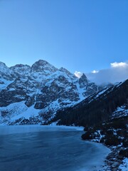 Morskie Oko - Zakopane - Polska - widok na szczyty Tatr Wysokich z Morskiego Oka w zimę. Zaśnieżone szczyty: Rysy, Mięguszowiecki, Kościelec © Konrad