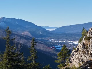 Zakopane - Polska - widok na Tatry z drogi na górę Nosal w zimę w piękny słoneczny dzień © Konrad