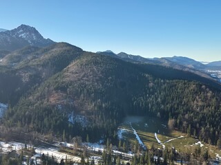 Zakopane - Polska - widok na Tatry z drogi na górę Nosal w zimę w piękny słoneczny dzień © Konrad