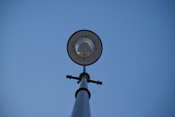 Lampa uliczna odbijające się budynki w szklanej żar&oacute;wce z lampy