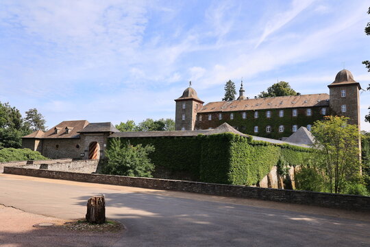 Impressionen von Burg Schnellenberg oberhalb der Stadt Attendorn im Sauerland	