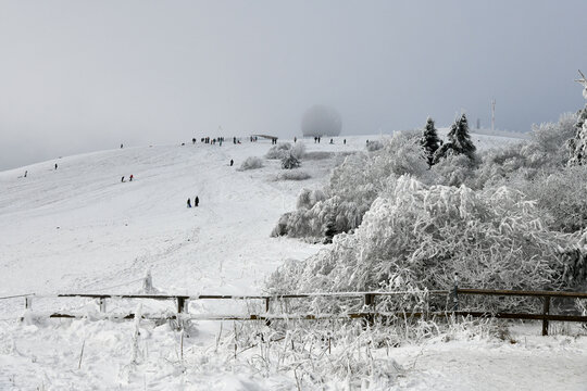 Rodeln auf der Wasserkuppe in der sch&ouml;nen Rh&ouml;n