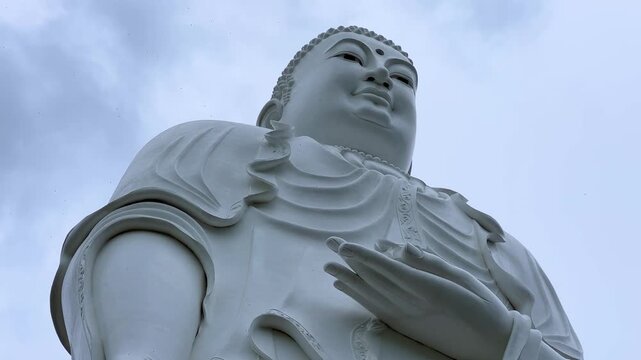 Patung Buddha Amitabha ngadeg ing kembang teratai kanthi diameter 14 m. Tong Lam Lo Lagu Pagoda. Vietnam, Pinggiran Kutha Nha Trang. Patung Buddha Amitabha paling gedhe ing negara kasebut.4К