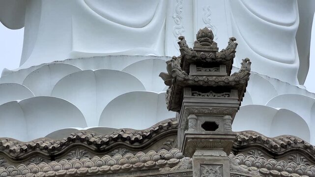 Patung Buddha Amitabha ngadeg ing kembang teratai kanthi diameter 14 m. Tong Lam Lo Lagu Pagoda. Vietnam, Pinggiran Kutha Nha Trang. Patung Buddha Amitabha paling gedhe ing negara kasebut.4К