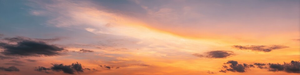 Fototapeta premium Serene sunset sky with vibrant clouds and warm tones