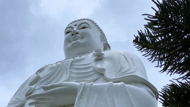 Patung Buddha Amitabha ngadeg ing kembang teratai kanthi diameter 14 m. Tong Lam Lo Lagu Pagoda. Vietnam, Pinggiran Kutha Nha Trang. Patung Buddha Amitabha paling gedhe ing negara kasebut.4К