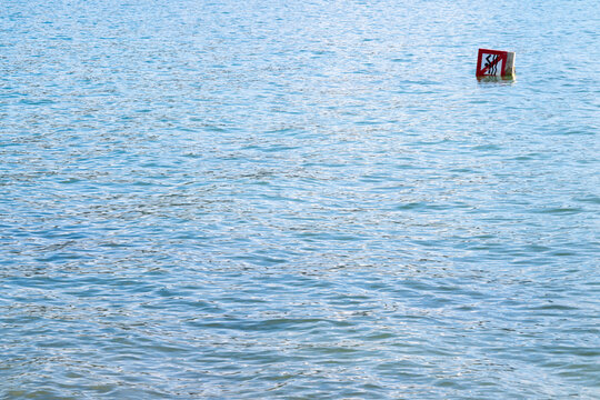 Boje mit Piktogramm Schwimmen verboten, Bodensee, Deutschland