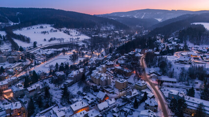 Duszniki-Zdr&oacute;j w Polsce zimą wieczorową porą 