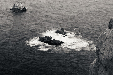 Rocas en el mar con olas