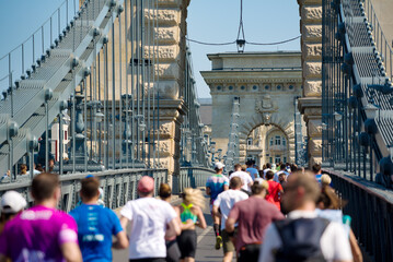 Crowd of Marathon runners on Chain Bridge