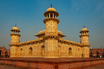 Obraz premium The Agra Fort (Qila Agra) is a historical Mughal fort in the city of Agra, also known as Agra's Red Fort. 
