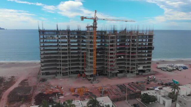 Toma de dron de un edificio en construcci&oacute;n a la orilla de la playa en San carlos Sonora M&eacute;xico