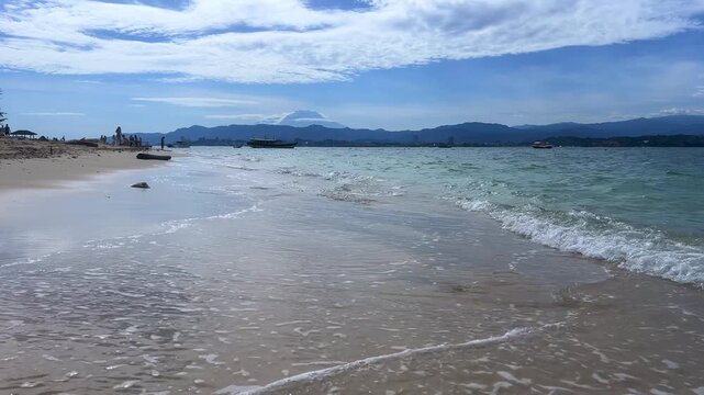 A picturesque view of Mamutik Island Beach, located in Kota Kinabalu, Sabah, Malaysia. View of Mount Kinabalu from the sea. The majestic Mount Kinabalu with clouds in the sky, Borneo. 4К