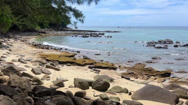Landscapes of Manukan Island, part of the Tunku Abdul Rahman National Park in Sabah, Malaysia. Kota Kinabalu. Soft white sand. Clear turquoise water. The beach is surrounded by dense jungles. 4К