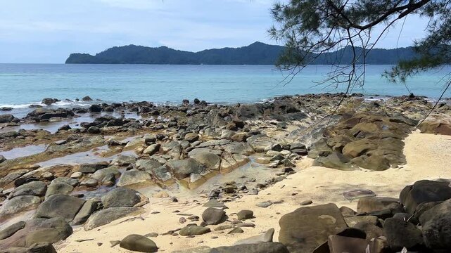 Landscapes of Manukan Island, part of the Tunku Abdul Rahman National Park in Sabah, Malaysia. Kota Kinabalu. Soft white sand. Clear turquoise water. The beach is surrounded by dense jungles. 4К