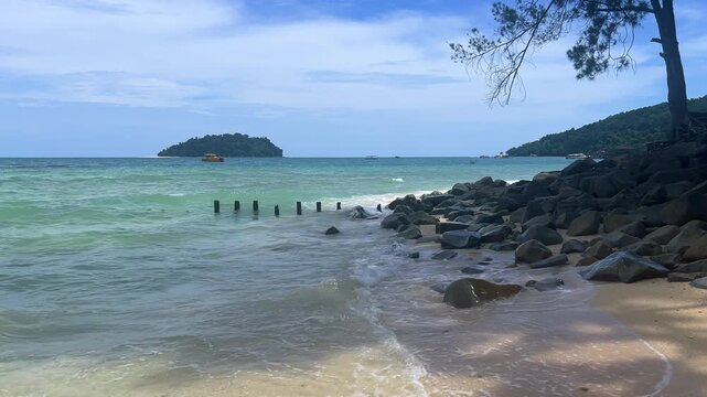 Landscapes of Manukan Island, part of the Tunku Abdul Rahman National Park in Sabah, Malaysia. Kota Kinabalu. Soft white sand. Clear turquoise water. The beach is surrounded by dense jungles. 4К