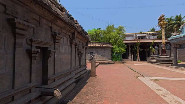 Thirukalukundram is known for the Vedagiriswarar temple complex, popularly known as Kazhugu koil (Eagle temple). This temple consists of two structures, one at foot-hill and the other at top-hill.
