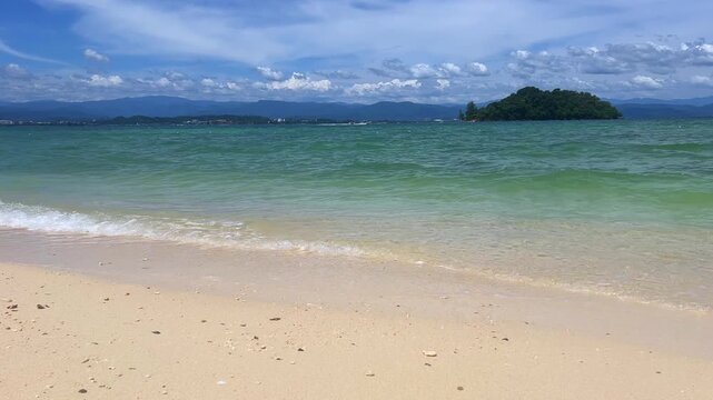 Landscapes of Manukan Island, part of the Tunku Abdul Rahman National Park in Sabah, Malaysia. Kota Kinabalu. Soft white sand. Clear turquoise water. The beach is surrounded by dense jungles. 4К
