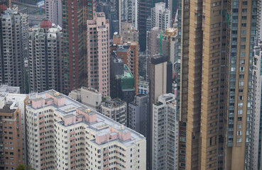 色とりどりの高層住宅が並ぶ香港の都市景観