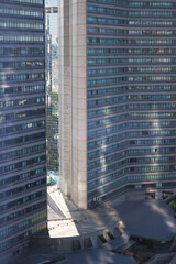 曲線建築に差し込む都会の朝日