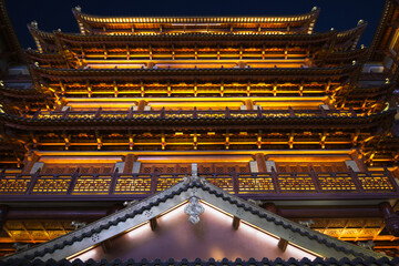 夜に輝く幻想的な仏教寺院のライトアップ