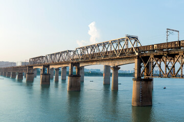 Obraz premium Modern Cross River Railway Bridge Engineering Background