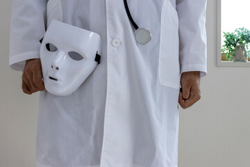白い仮面を持った医者のイメージ（日本人、男性、顔無し、30代）