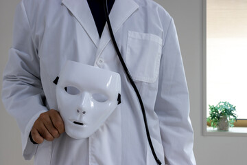 白い仮面を持った医者のイメージ（日本人、男性、顔無し、30代）