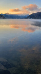 아름다운 아침 강변의 모습
