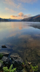아름다운 가을 계곡 아침 풍경