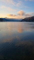 아름다운 가을 아침 강변 풍경