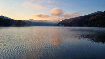 아름다운 아침 강변의 모습