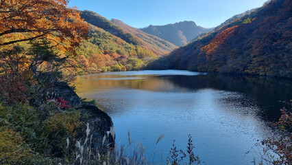 단풍으로 아름다운 가을 호수