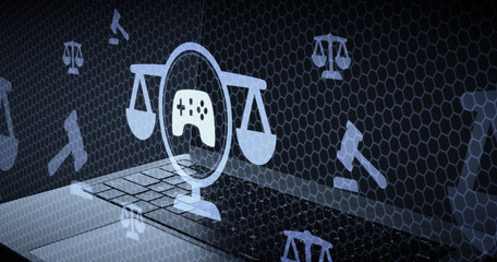 Regulación de videojuegos y derechos digitales concepto de ley de juego, balanza de justicia con control de consola sobre fondo tecnológico de computadora portátil digital y redes © sh99