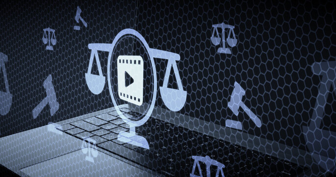 Derechos de autor de video y leyes de transmisi&oacute;n digital concepto legal, balanza de justicia con icono de reproducci&oacute;n sobre fondo de computadora port&aacute;til tecnolog&iacute;a media y web