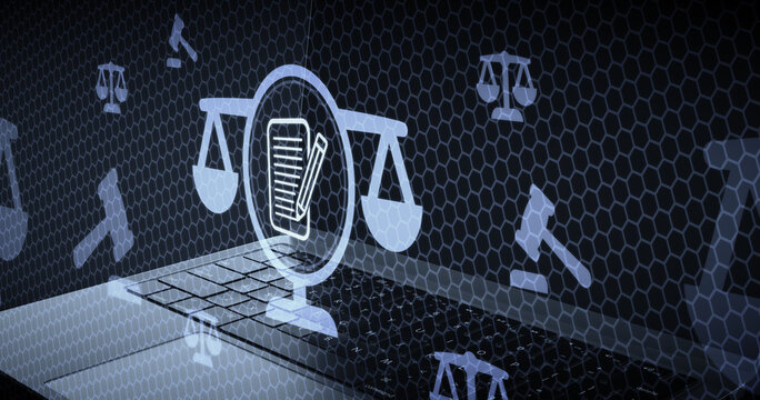 Redacci&oacute;n de leyes y servicios notariales digitales concepto legal, balanza de justicia con libreta y l&aacute;piz sobre fondo de computadora port&aacute;til derecho administrativo y civil