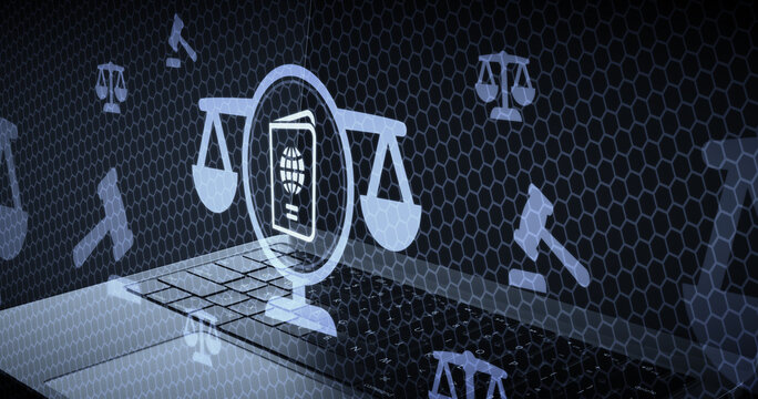 Leyes de inmigraci&oacute;n y derecho de viaje internacional concepto legal, balanza de justicia con pasaporte sobre fondo de computadora port&aacute;til tecnolog&iacute;a fronteriza digital y global