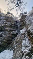 눈 덮인 절벽 사이로 보이는 구곡폭포