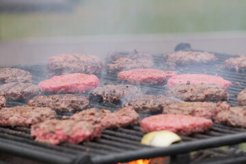 バーベキューで焼いた肉
