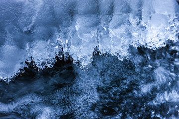 渓流の氷	