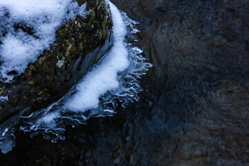 渓流の氷	
