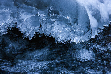 渓流の氷	