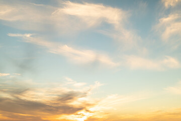Naklejka premium Low angle view of beautiful clouds pattern in sky at sunset