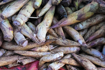 Obraz premium Fresh raw mackerel catch with silver fins rests on ice at a healthy seafood market, showcasing the natural nutrition of a fresh ocean meal