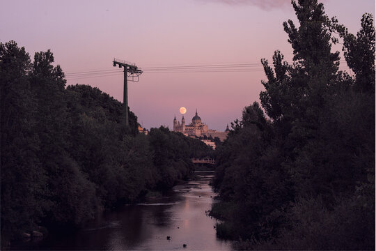 madrid catedral de la almudena con la luna 