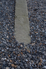 Galets sur une plage avec but&eacute;e en b&eacute;ton