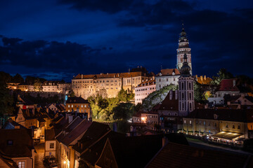 Fototapeta premium CESKY KRUMLOV, CZECHIA - AUGUST 20, 2025: Castle and Old Town aerial view during blu hour in Cesky Krumlov, Czechia.