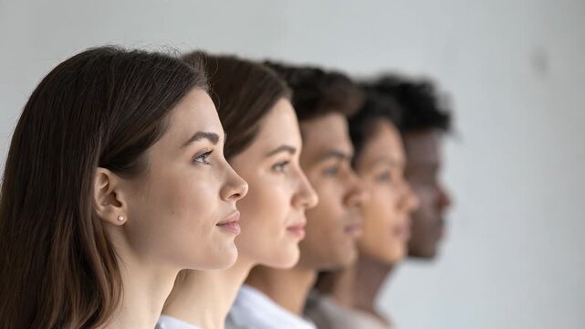 異なる表情を持つ人々が並び多様な価値観を表現する人物構図