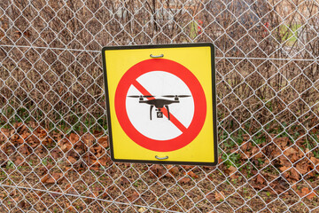 29 december 2025, Copenhagen, Denmark. Metal fence, prohibition sign in yellow with black border,...