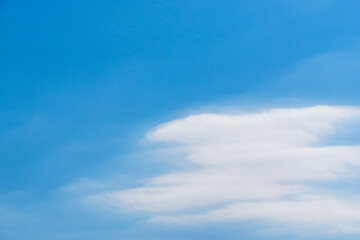 冬の爽やか青空と太陽光で輝く雲のアップ67